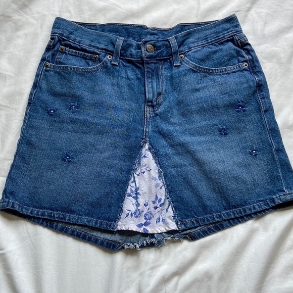 💙 Levis Denim Retro Mini Skirt with Floral Insert with Embroidery Size 27 - Picture 3 of 16